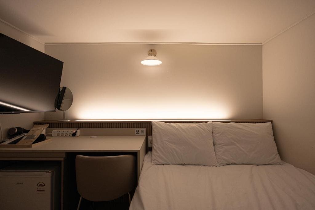 Small Double Room room - Image 3