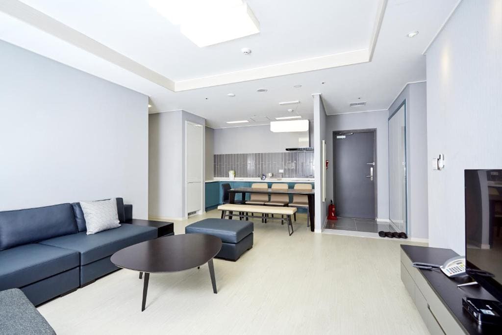 Family Room with Mountain View room - Image 3