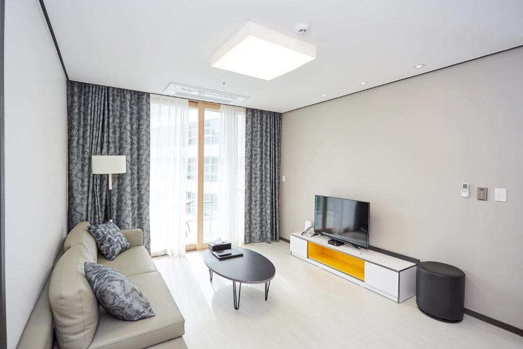 Family Room with Mountain View room - Image 2