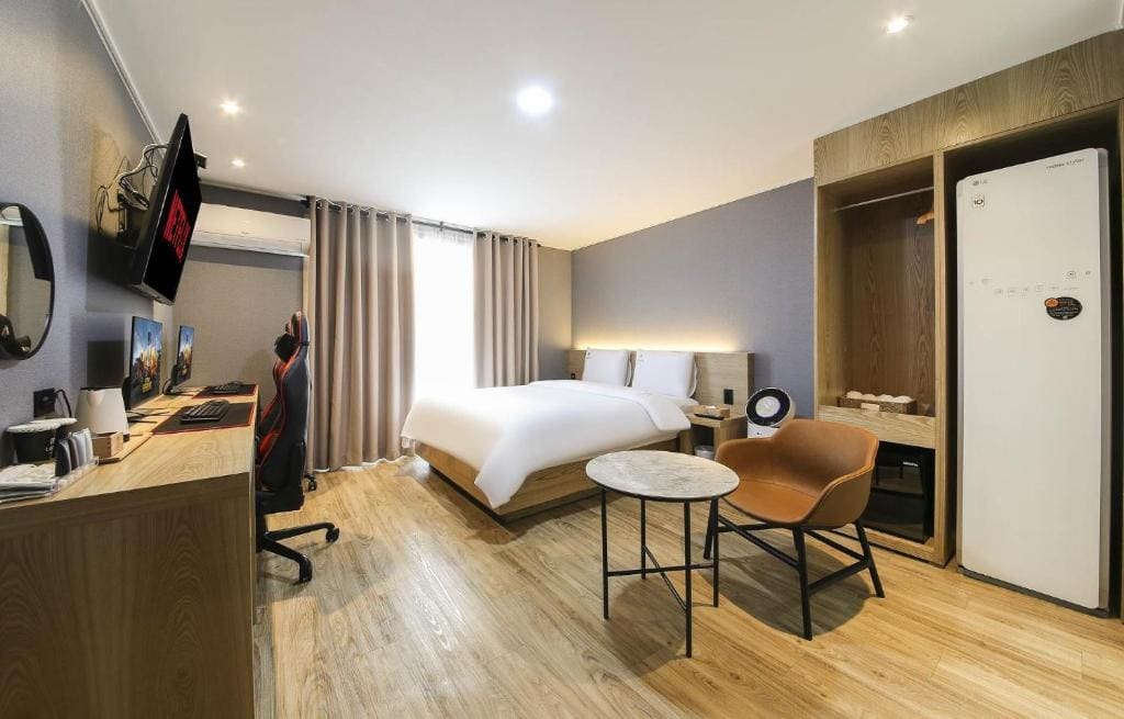 Deluxe Double Room with Balcony room - Image 2