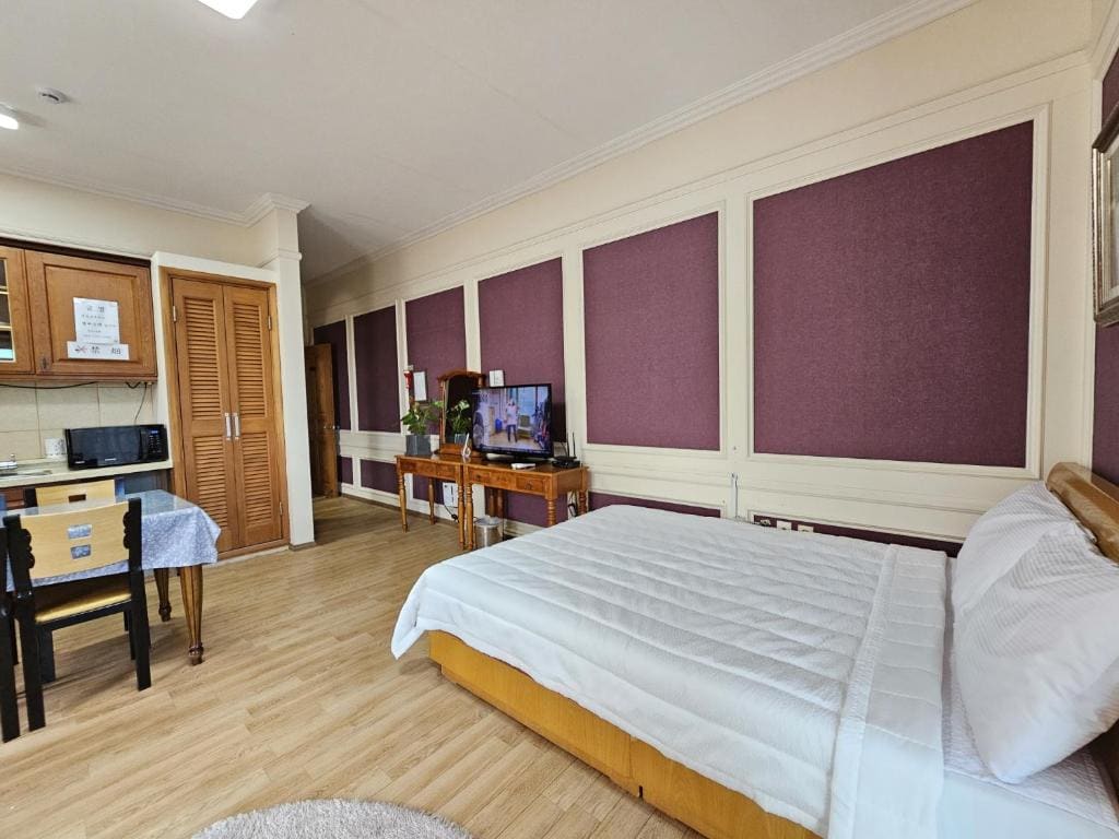 Standard Family Room room - Image 2