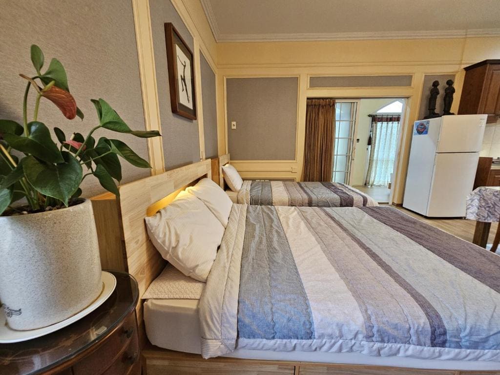Family Room room - Image 2