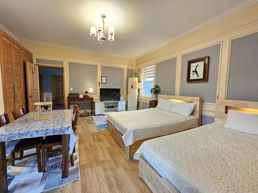 Family Room room - Image 3