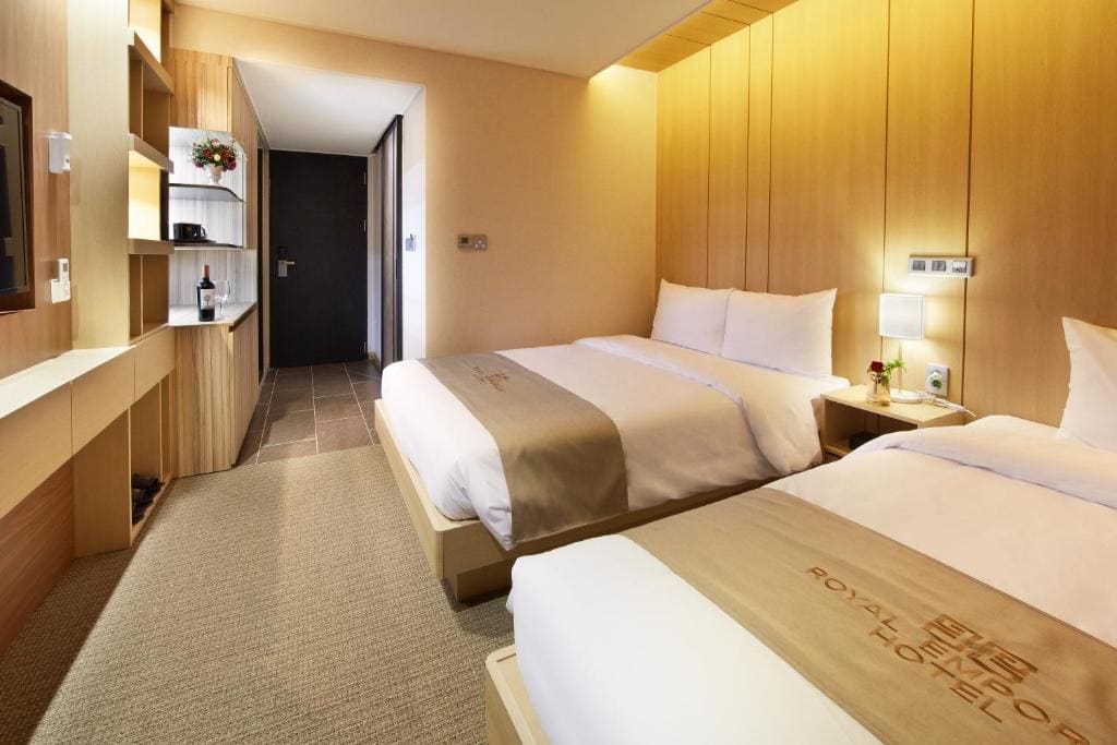 Deluxe Family Room room - Image 1