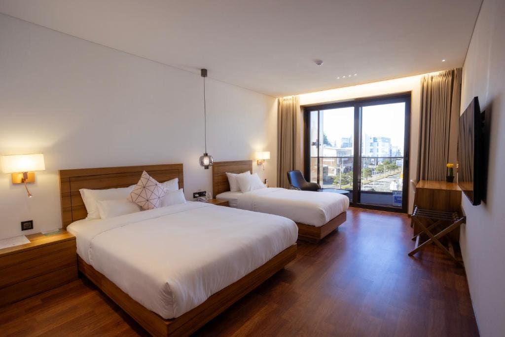 Deluxe Quadruple Room room - Image 1