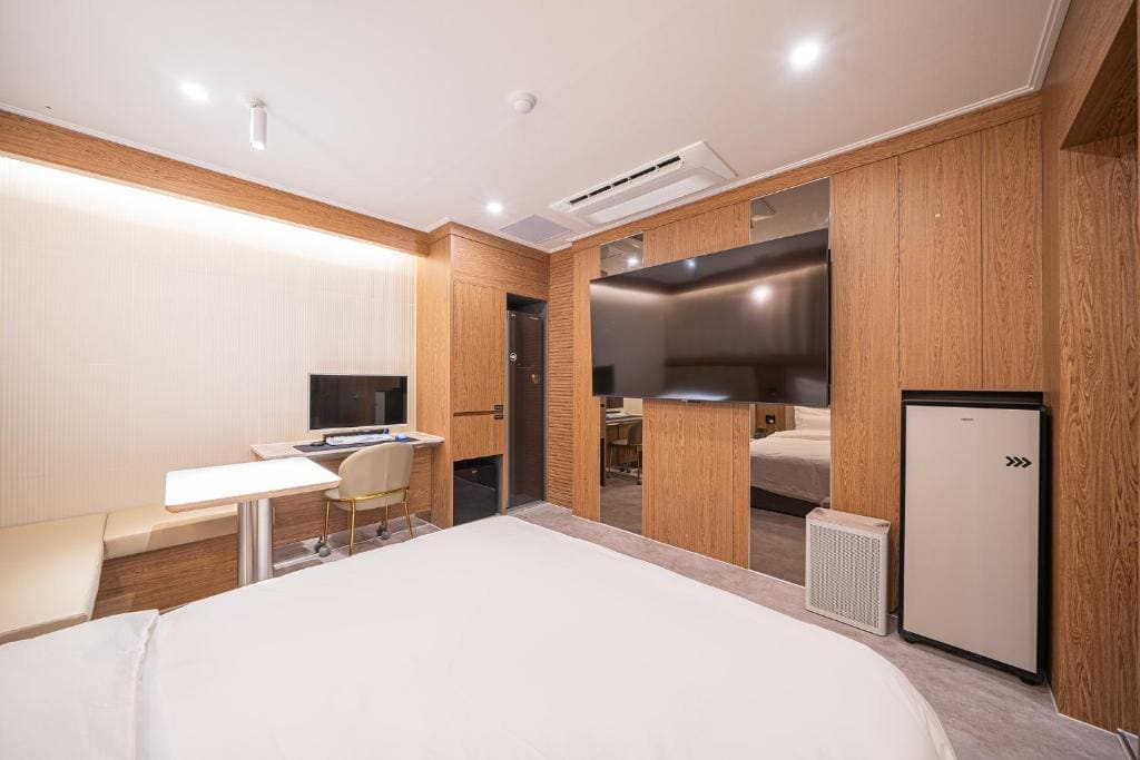 Deluxe King Room room - Image 2