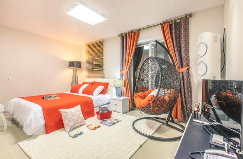 Family Room room - Image 3