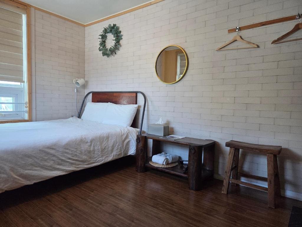 Double Room with Private Bathroom room - Image 2