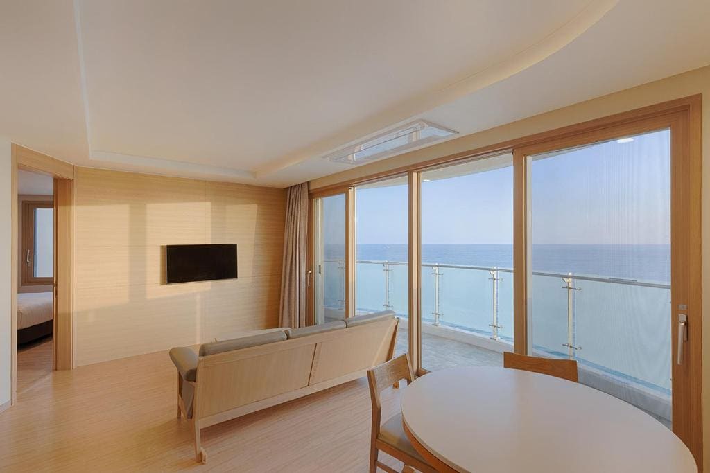 [Resort] Suite (Kitchen/Panoramic View/Bed) room - Image 1