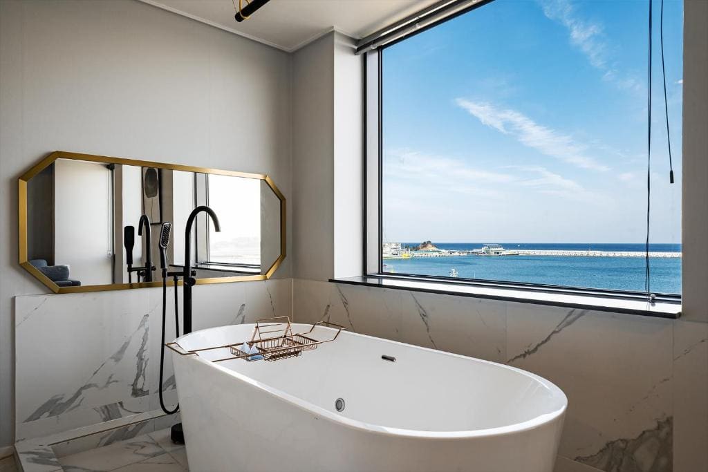 Suite with Sea View room - Image 3