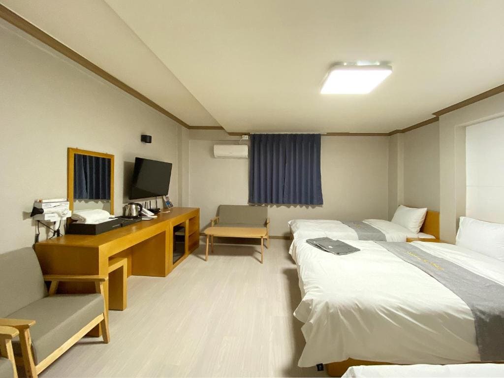 Superior Triple Room room - Image 2