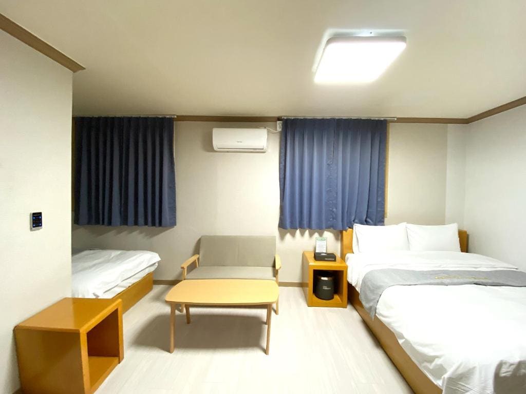 Superior Twin Room room - Image 2