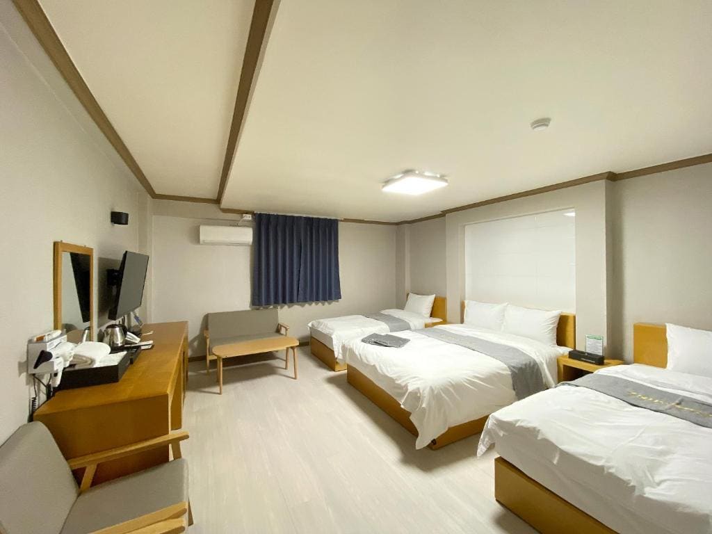 Superior Triple Room room - Image 3