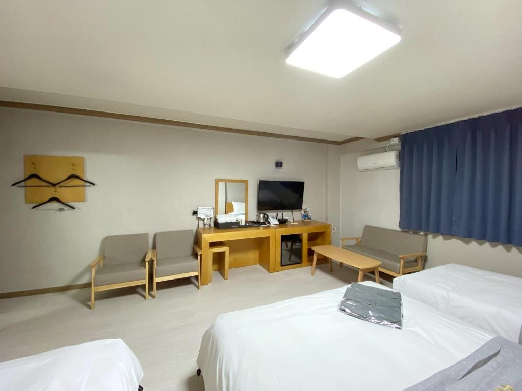 Superior Triple Room room - Image 1
