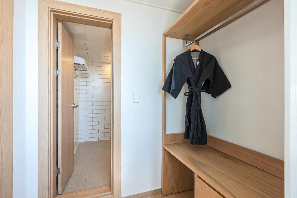 Deluxe Double Room with Side Sea View room - Image 3