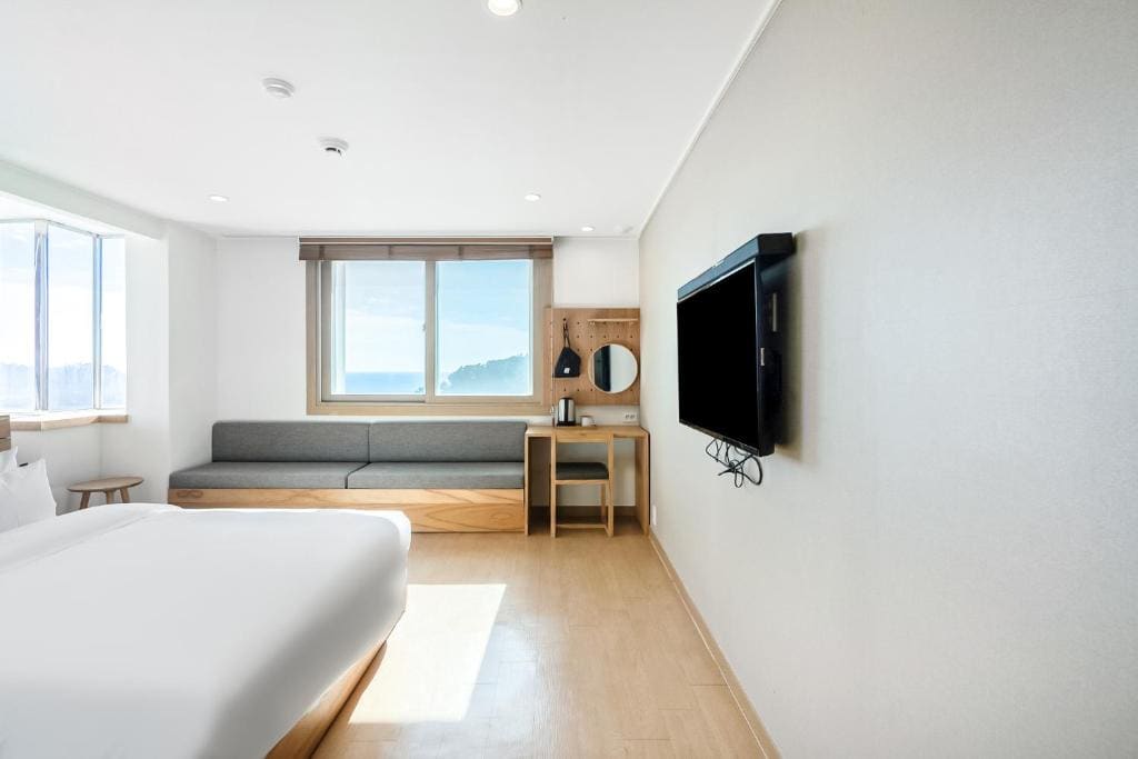 Deluxe Double Room with Side Sea View room - Image 2
