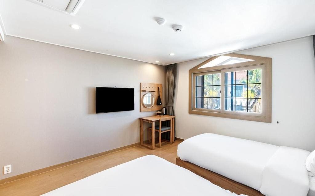 Deluxe Twin Room with City View room - Image 2