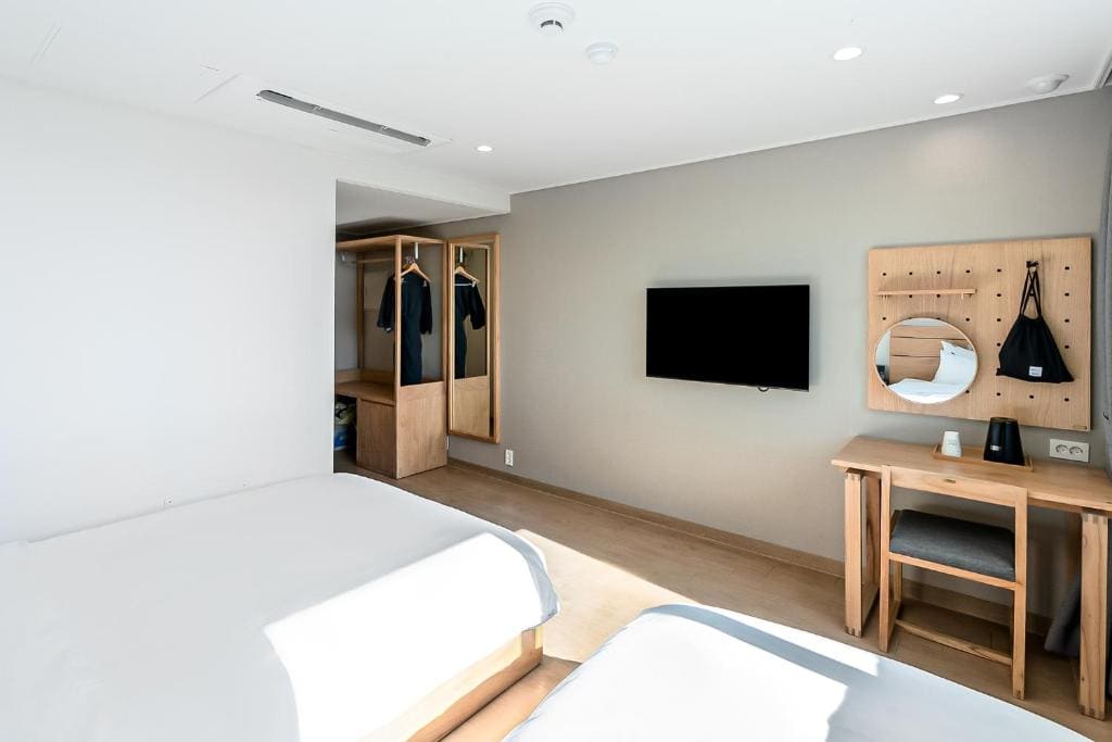Deluxe Twin Room with Sea View room - Image 2