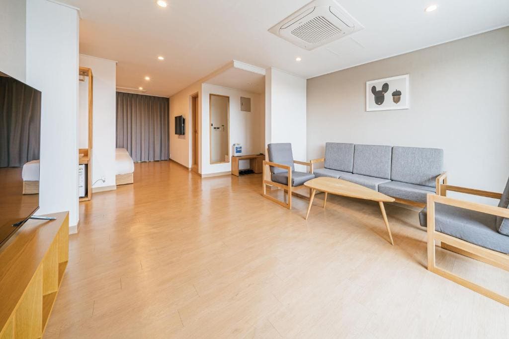 Pet Suite with Seaview room - Image 2
