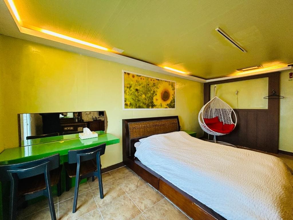 Family Room room - Image 3