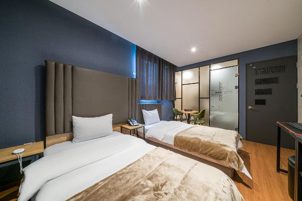Twin Room with City View room - Image 1
