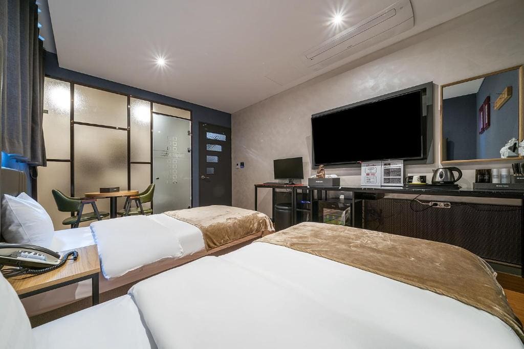 Twin Room with City View room - Image 2