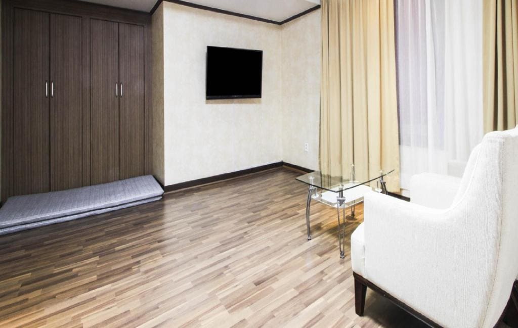 Deluxe Suite room - Image 3