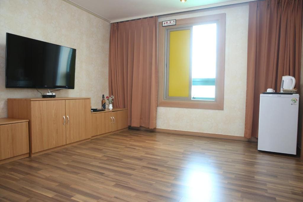 Family Room room - Image 3