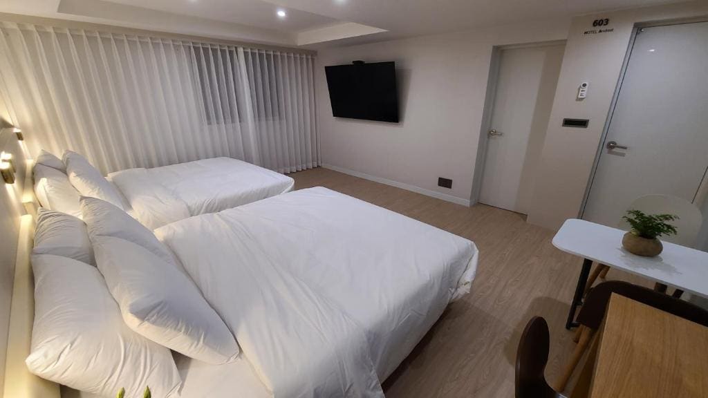 Deluxe Family Room room - Image 2