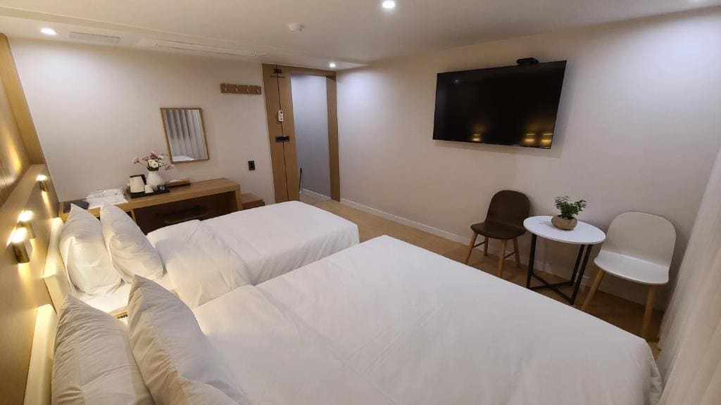 Deluxe Twin Room room - Image 1