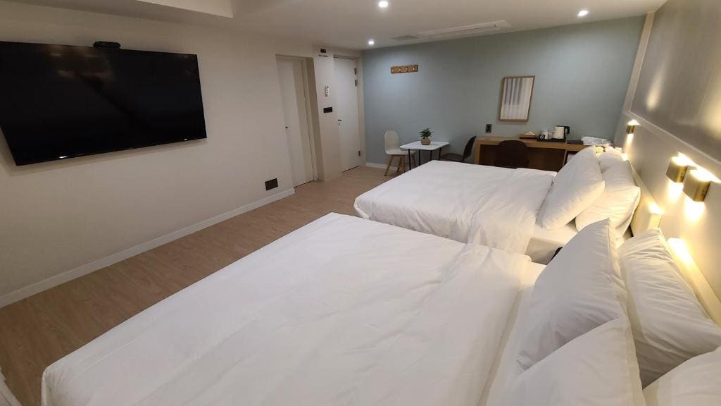 Deluxe Family Room room - Image 1