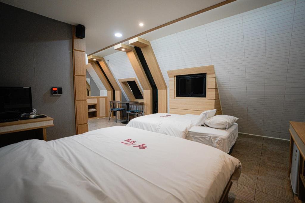 Deluxe Twin Room room - Image 1