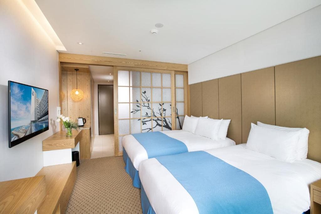 Deluxe Family Twin Room with Mountain View room - Image 1