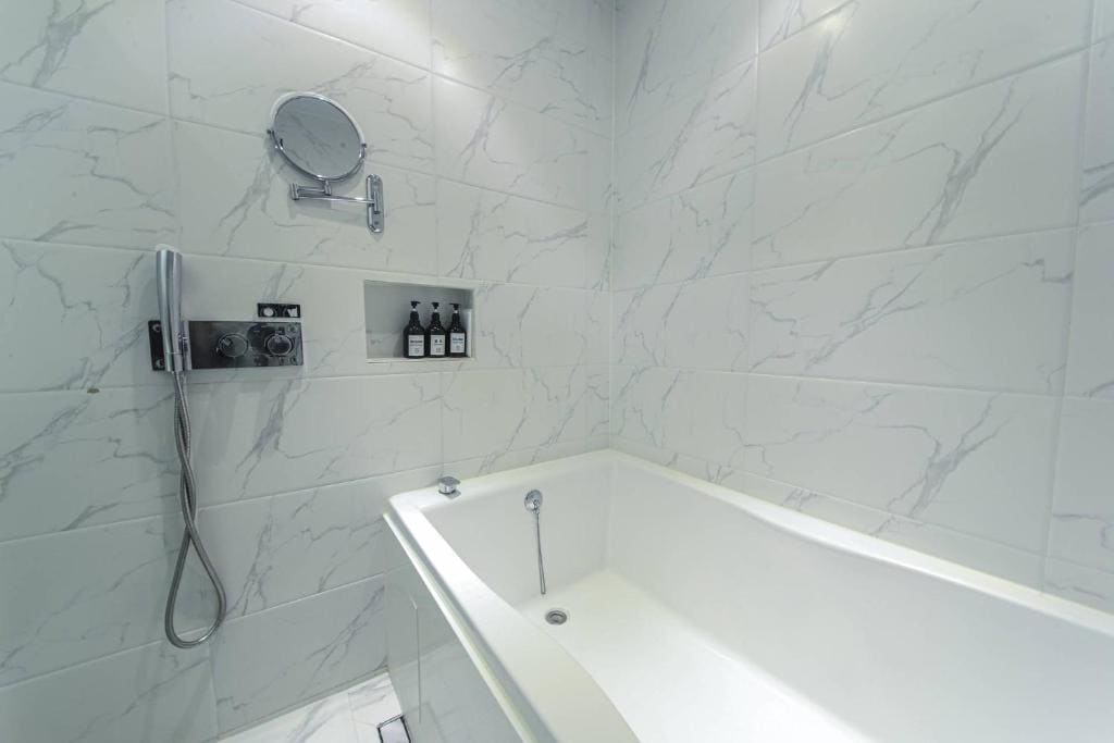 Deluxe Queen Room room - Image 1