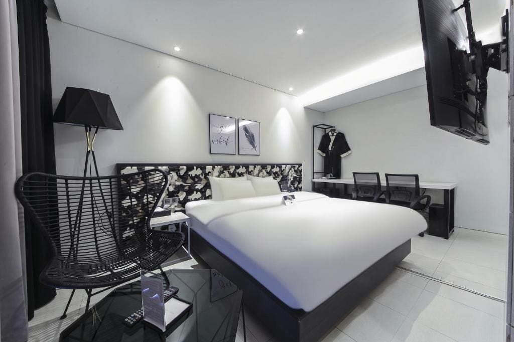 Deluxe Queen Room room - Image 3