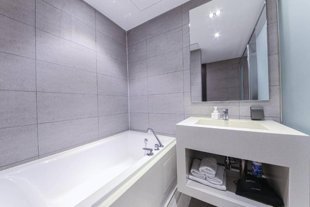 Deluxe Twin Room room - Image 2