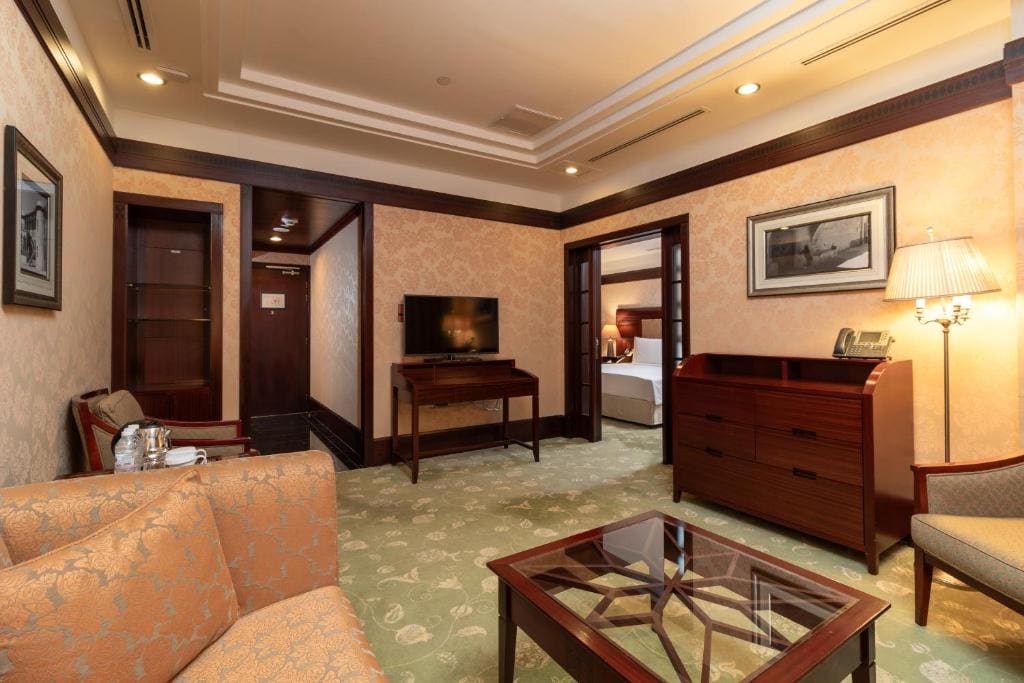 One-Bedroom King Suite with Pool View and Lounge Access room - Image 3