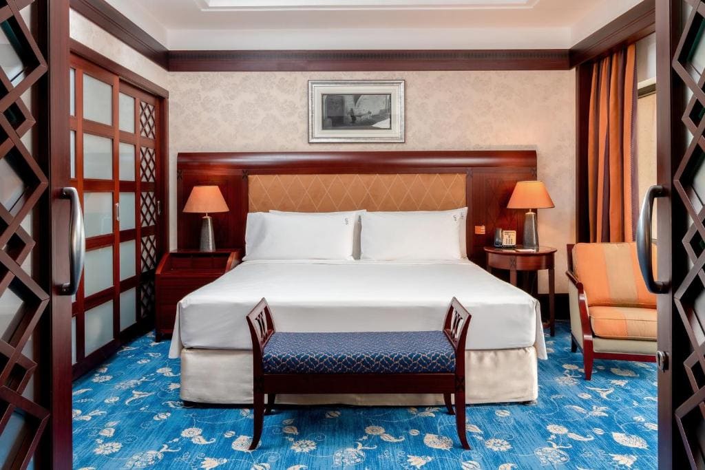 One-Bedroom Suite with One King Bed, Sea View and Lounge Access room - Image 1