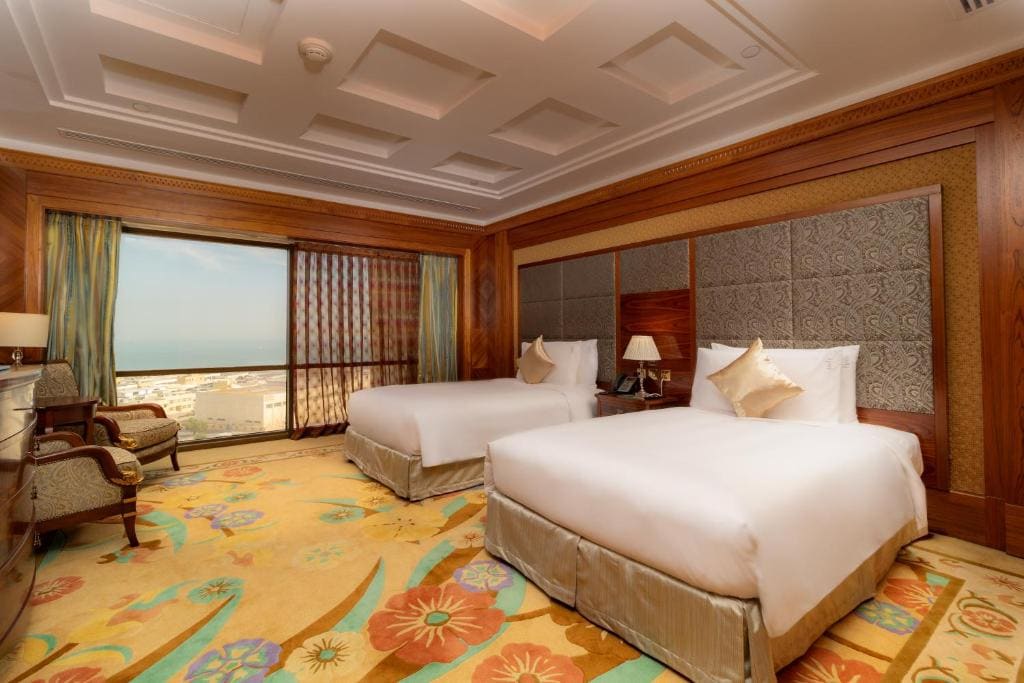 Two-Bedroom Suite with Jetted Tub and Sea View - Lounge Access room - Image 3