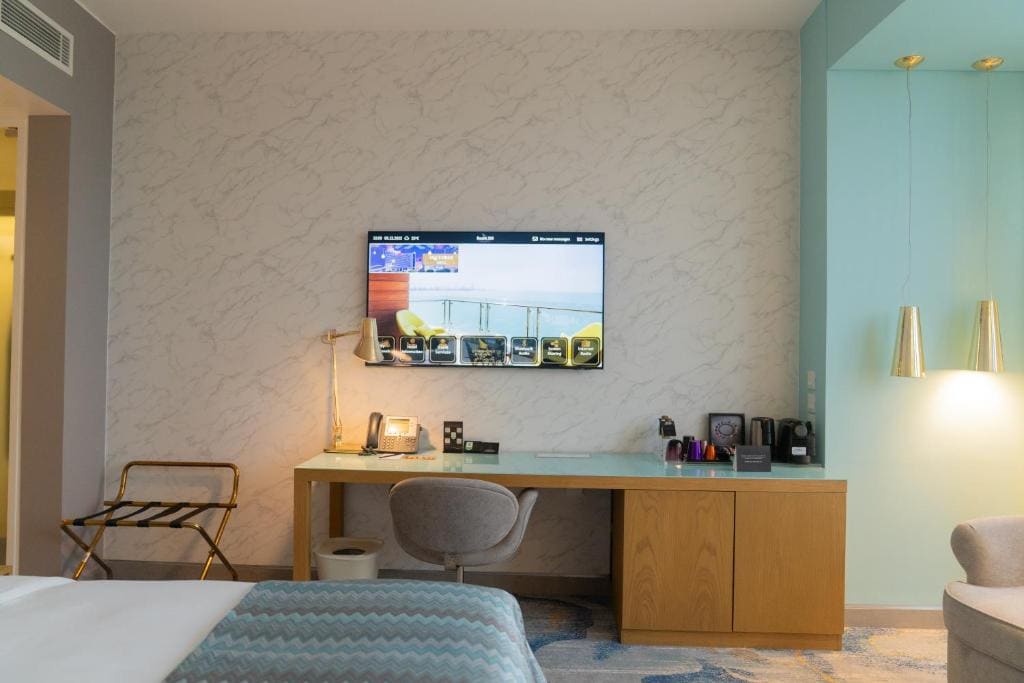 Premium Style Suite with Symphony Lounge Access room - Image 3
