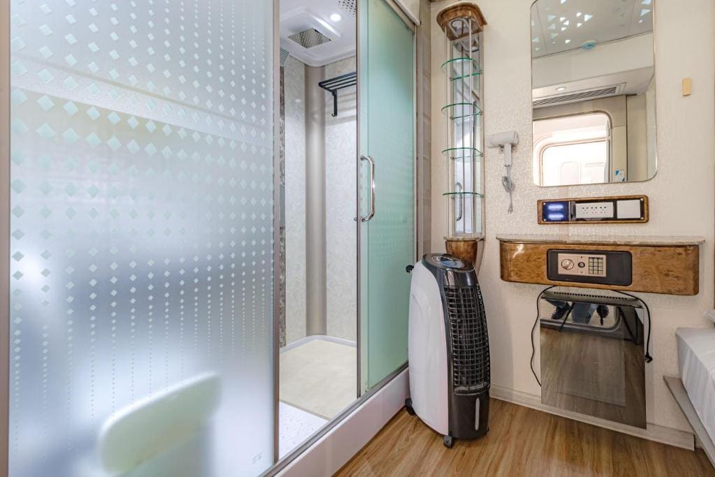Deluxe Double Room with Shower room - Image 2