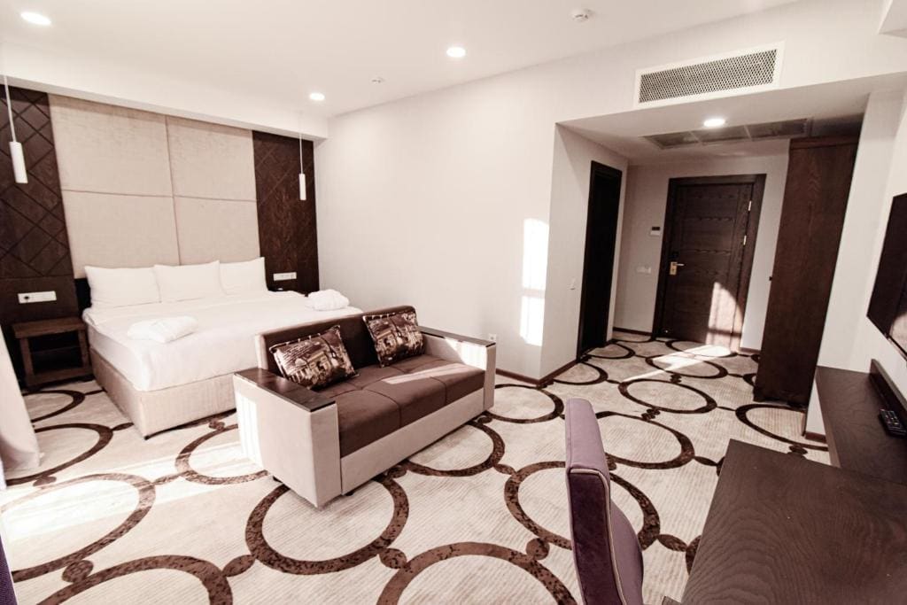 Deluxe Double Room with Bath room - Image 3
