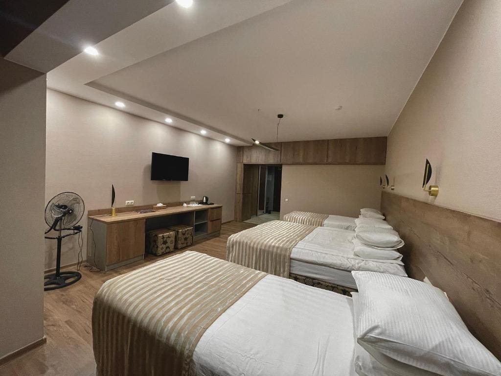 Deluxe Quadruple Room room - Image 1