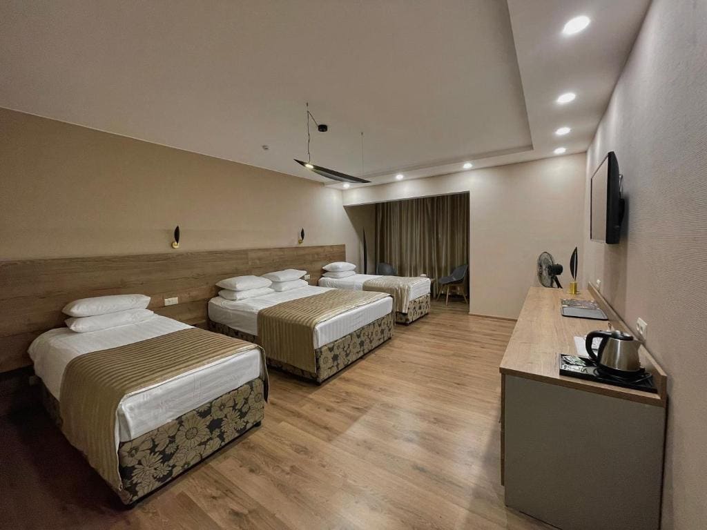 Deluxe Quadruple Room room - Image 3