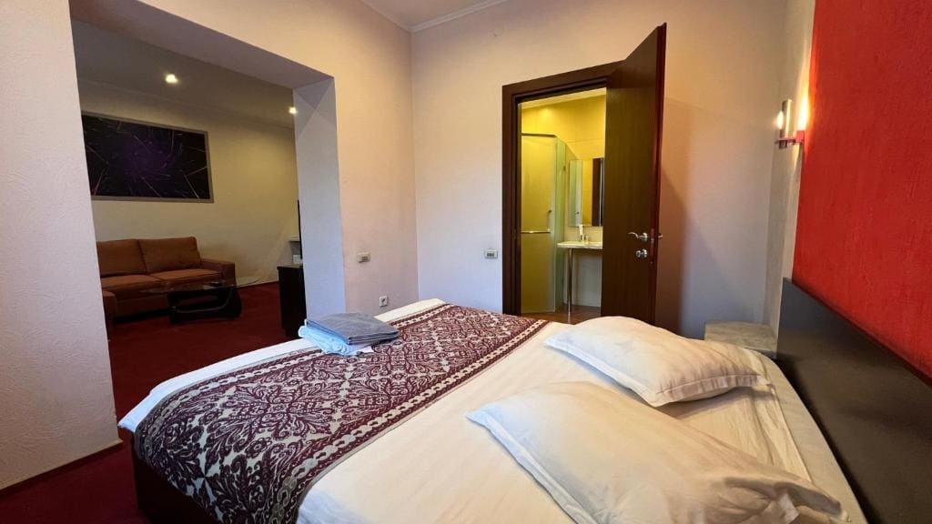 Deluxe Junior Suite room - Image 1