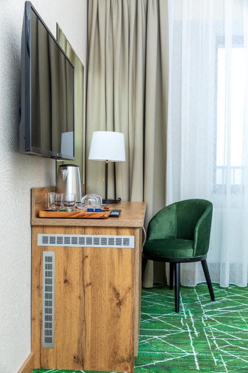King Room with Street View - Non-Smoking room - Image 2