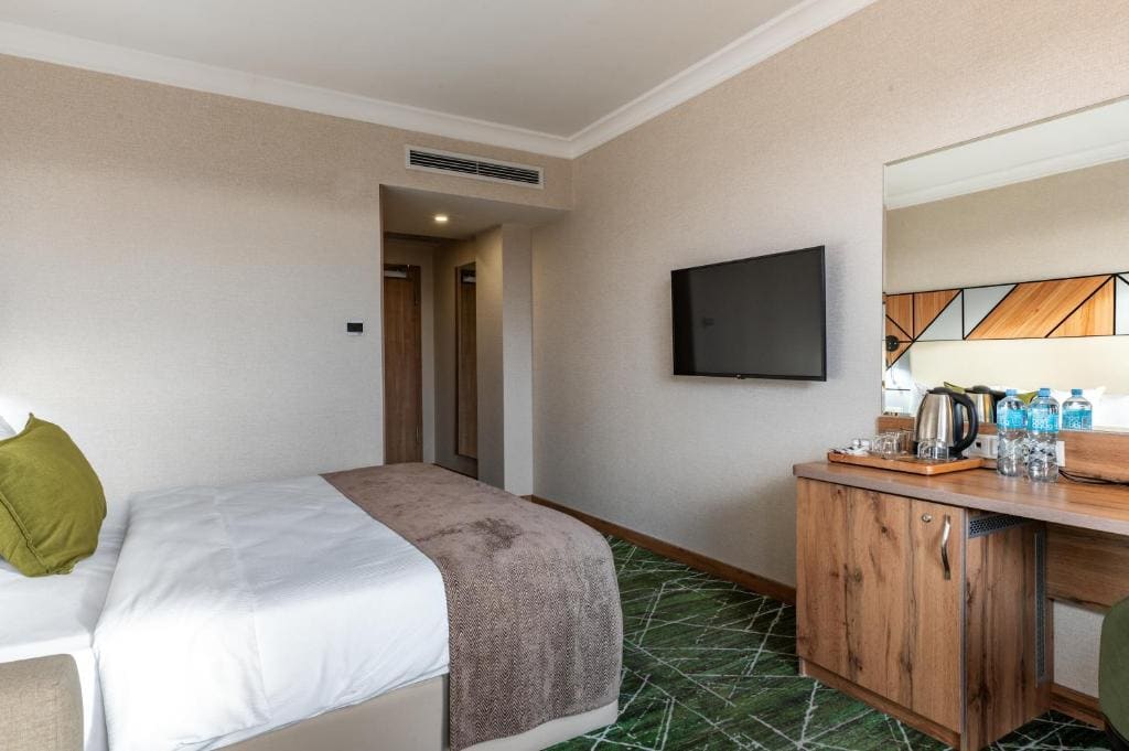 Twin Room with Street View - Non-Smoking room - Image 3