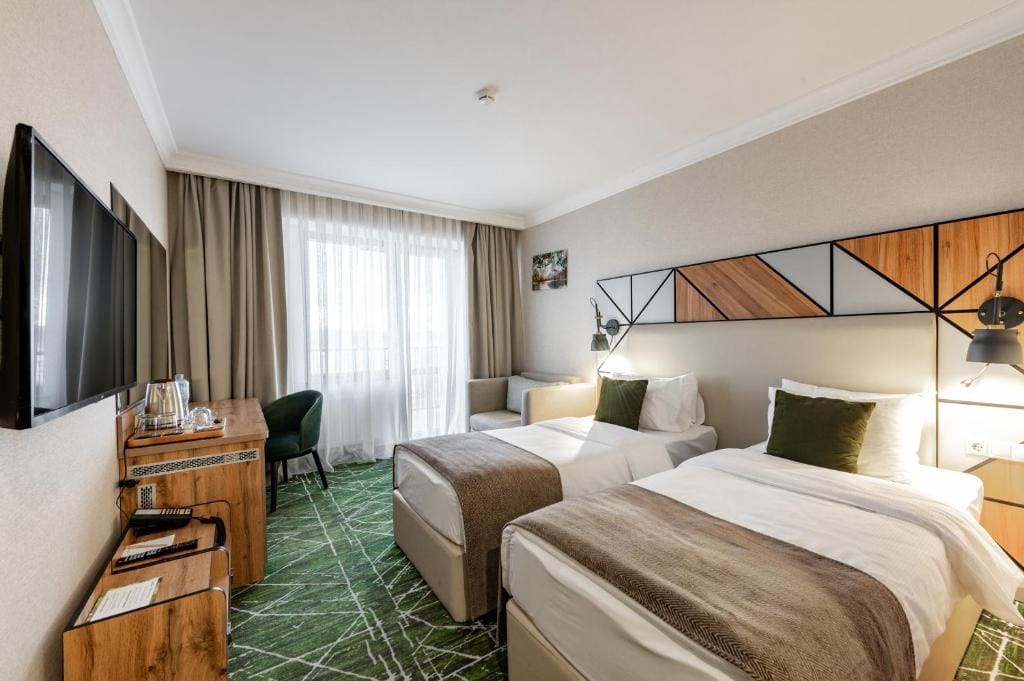 Twin Room with Street View - Non-Smoking room - Image 1