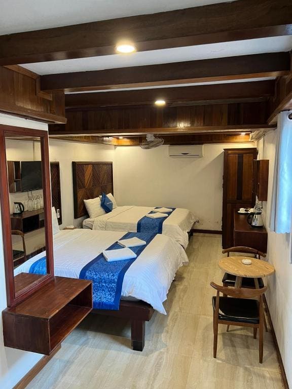 Superior Quadruple Room room - Image 1