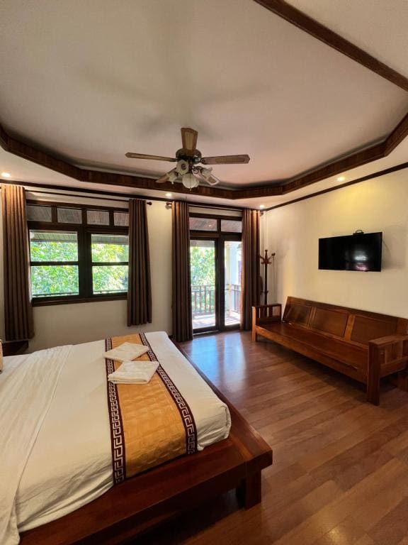 Deluxe Double Room with Balcony room - Image 3